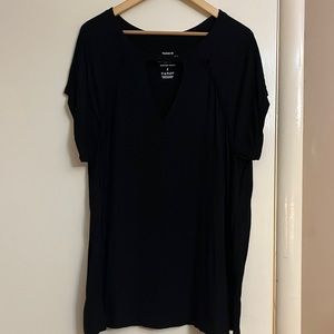 EXELLENT CONDITION TORRID Short sleeve, keyhole v-neck SOFT tee w/braid detail-2